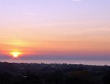 Der Blick aufs Meer bei Sonnenuntergang Der Blick aufs Meer aus dem gleichen Fenster bei Sonnenuntergang