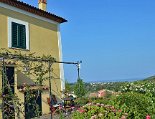 Umgeben von Grün und mit Blick aufs Meer, die Seitenterrasse der Casa Turchese