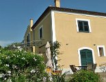 Die Terrasse vor dem Eingang der Casa Turchese zur Meerseite