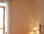 Das Doppelbettzimmer mit Balkon Das Schlafzimmer mit Doppelbett und Balkon