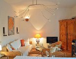 Der Wohnraum mit Kaminofen und Sofa Der Wohnraum mit Kaminofen und gemütlichem Sofa