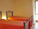 Zweibettzimmer mit Balkon Das Schlafzimmer mit zwei Einzelbetten und Balkon