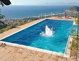 Schwimmen mit traumhaftem Ausblick Filmreife Kulisse: Schwimmen im Pool mit traumhaftem Ausblick