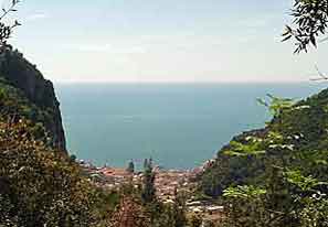 Blick auf Amalfi aus den Bergen