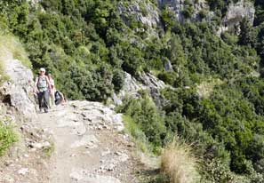 In kleiner Gruppe unterwegs auf dem Weg der Götter