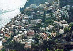 Ein Blick von oben auf den Ort Positano