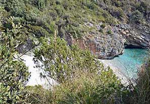 Die Baia Bianca, eine Bucht voll mit runden weissen Kieseln
