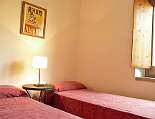 Schlafzimmer mit zwei Einzelbetten unten Schlafzimmer mit zwei Einzelbetten unten