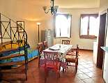 Wohnbereich mit Treppe in die obere Etage Der Wohnbereich mit Schlafsofa und Wendeltreppe in die obere Etage