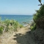 Der Weg vom Ferienhaus zur privaten Bucht am Meer