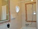 Das Bad mit Badewanne und Duschvorhang Das Bad mit Badewanne und Duschvorhang