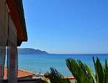 Blick von der Terrasse auf den Strand, das Meer und die Licosa-Halbinsel