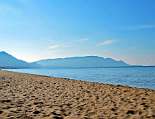 Am Strand unterhalb der Ferienwohnung Villetta Trezeni