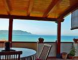 Teil der überdachten Terrasse Teil der überdachten Terrasse, immer mit Blick aufs Meer