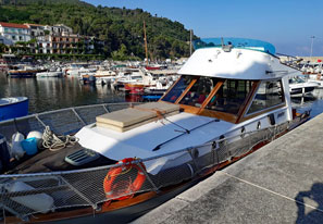 Das Holzboot im Hafen von San Marco