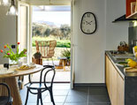 Blick von der Küche auf die Terrasse, Ferienwohnung Vulpis