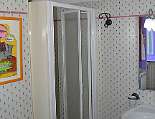 Das Bad mit Dusche im Erdgeschoß Das Bad mit Dusche im Erdgeschoß