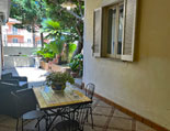 Die seitliche Terrasse mit viel Schatten Die seitliche Terrasse mit viel Schatten