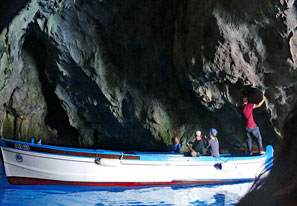 Nur kleine Fischerboote kommen in die Grotten hinein