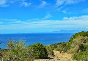 Der Abstieg vom Monte Tresino immer mit Blick aufs Meer