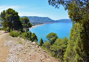 Anfang der Wanderung mit Blick in die Bucht von Castellabate