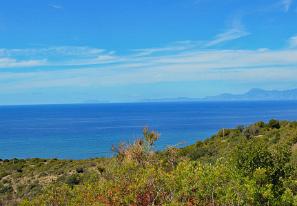 Am Horizont, die Silhouetten der Amalfiküste und Capri