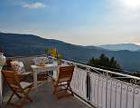 Blick vom Balkon auf die grünen Hügel im Cilento