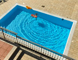Sonniges Vergnügen im Pool Sonniges Vergnügen im Pool