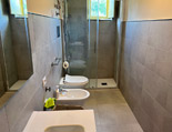 Das Bad mit Dusche und Fenster