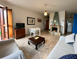 Der Wohnraum mit Balkon zum Meer