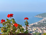 Blick aufs Meer und dem Monte Tresino