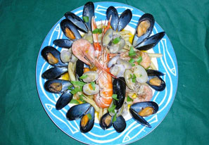 Nudeln mit gemischten Meeresfrüchten