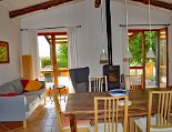 Der Wohnraum mit zwei Zugängen zur Terrasse