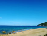 Der lange Lago-Sandstrand vor dem Palazzo Bracale