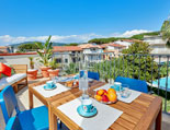 Terrasse mit Blick auf Garten und Pool