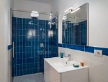 Bad mit großer Dusche und Fenster Bad mit großer Dusche und Fenster