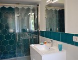 Bad mit Dusche im Mansardenzimmer Bad mit Dusche im Mansardenzimmer