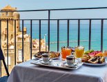 Frühstück auf dem Balkon mit Meerblick Frühstück auf dem Balkon mit Meerblick