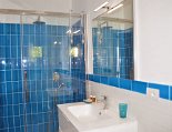 Jedes Zimmer mit modernem Bad & Dusche Jedes Zimmer verfügt über ein modernes Bad mit Dusche