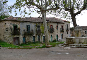 Der ehemahlige Dorfplatz von Roscigno Vecchio Der ehemahlige Dorfplatz von Roscigno Vecchio