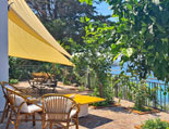 Die große Terrasse, mit Schatten und Sonne