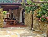 Die überdachte Terrasse vor den Wohnungen Die überdachte Terrasse vor den Wohnungen