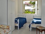 Dreibettzimmer mit Fenster zur Terrasse Auch das Dreibettzimmer mit Fenster zur Terrasse